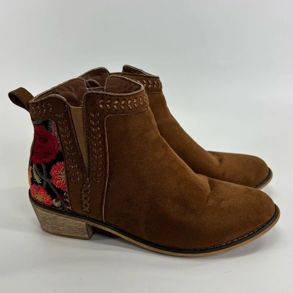 Tiara Los Angeles Topa ankle boots 7.5 faux suede floral embroidery Size